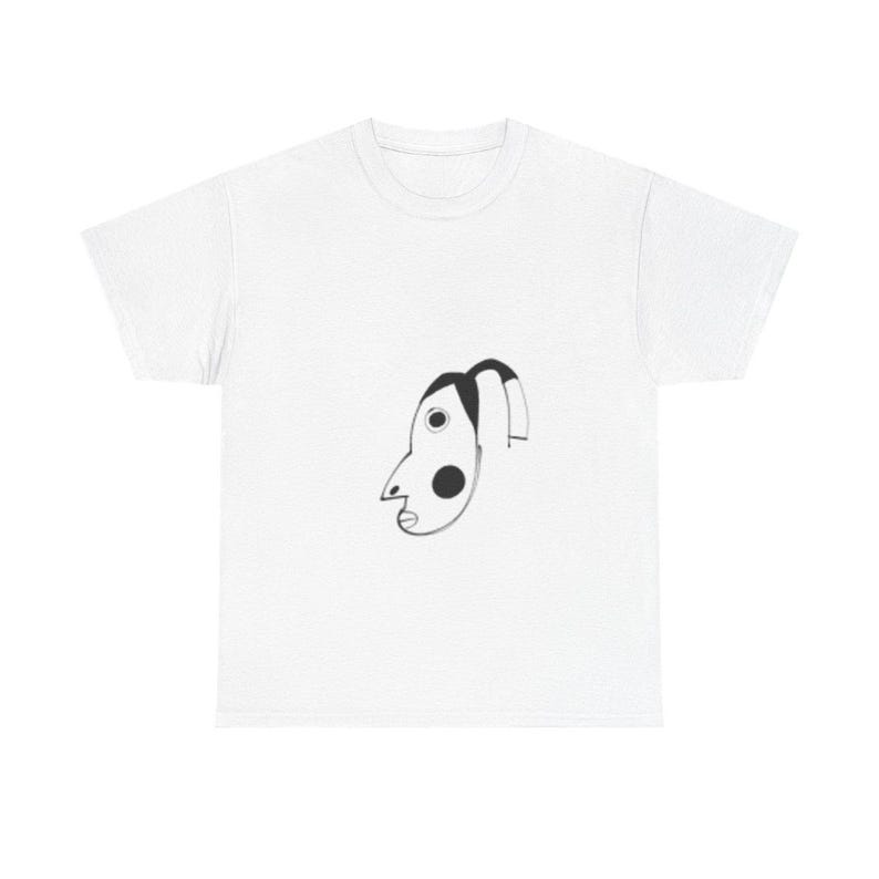 Op de afbeelding: Wit T-shirt met een abstract gezichtontwerp in zwart en wit.