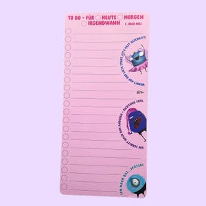 Könnte beinhalten: Ein rosa Notizblock mit To-Do-Liste und deutschem Text oben, einschließlich "TO DO". Der Notizblock hat Linien zum Schreiben und Cartoon-Monster-Illustrationen. Der rechteckige Notizblock hat einen hellvioletten Hintergrund.