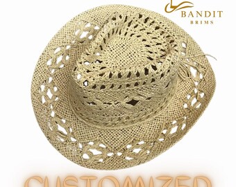 Puede incluir: Un sombrero vaquero de paja de color marrón claro con un diseño tejido y un ala ancha. El sombrero está etiquetado con "Bandit Brims" y "Personalizado".