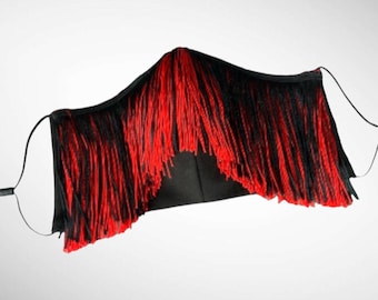 Mascarilla negra con flecos rojos y negros de 10 cm.