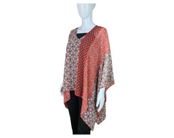 Poncho in chiffon con stampa a pannelli rossi e bianchi