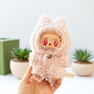 Roupa de coelho rosa fofo para boneca Labubu de 17 cm – Macacão de pelúcia macio com capuz – Roupas de boneca feitas à mão – Fantasia de animal kawaii – FRETE GRÁTIS