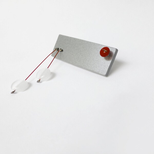 g&eacute;om&eacute;trique broche minimaliste avec gris, rouge et blanc - bijoux contemporains