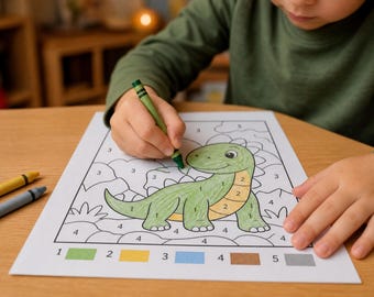 Puede incluir: Una hoja de actividades de pintar por números con el contorno de un dinosaurio de dibujos animados y secciones numeradas. El dinosaurio está parcialmente coloreado en verde y beige. Se sostiene un crayón verde para colorear, con crayones amarillo y gris cerca.
