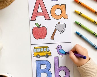 Pode incluir: Uma folha de colorir educativa vertical com as letras Aa e Bb e ilustrações de avião, abacate, maçã, machado, autocarro, pássaro, boné e banana. A folha está parcialmente colorida com lápis de cera, uma mão usa um lápis roxo.