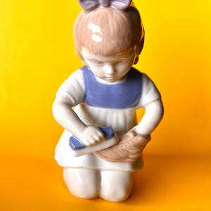 Vintage Porcelain Figurine “Girl Polishing Shoe” | Carl Schneider, Gräfenthal, GDR