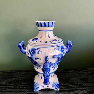 Vintage russischer Samowar - handbemaltes blaues und weißes Porzellan, Tjekal
