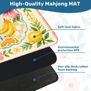 Pu&ograve; includere: Un tappetino Mahjong di alta qualit&agrave; con un design di frutta e fiori. Lo strato superiore presenta un tessuto tecnico morbido con un'illustrazione colorata di banane, limoni e una fetta d'arancia. Il tappetino ha un supporto in schiuma di gomma spessa antiscivolo.