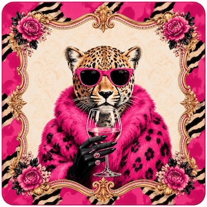 Op de afbeelding: Een vierkante wandkunstprint met een luipaard die een felroze zonnebril en een roze luipaardprint imitatiebontjas draagt. De luipaard houdt een wijnglas vast, omlijst door een gouden rand met roze bloemen en een zebrapatroon.