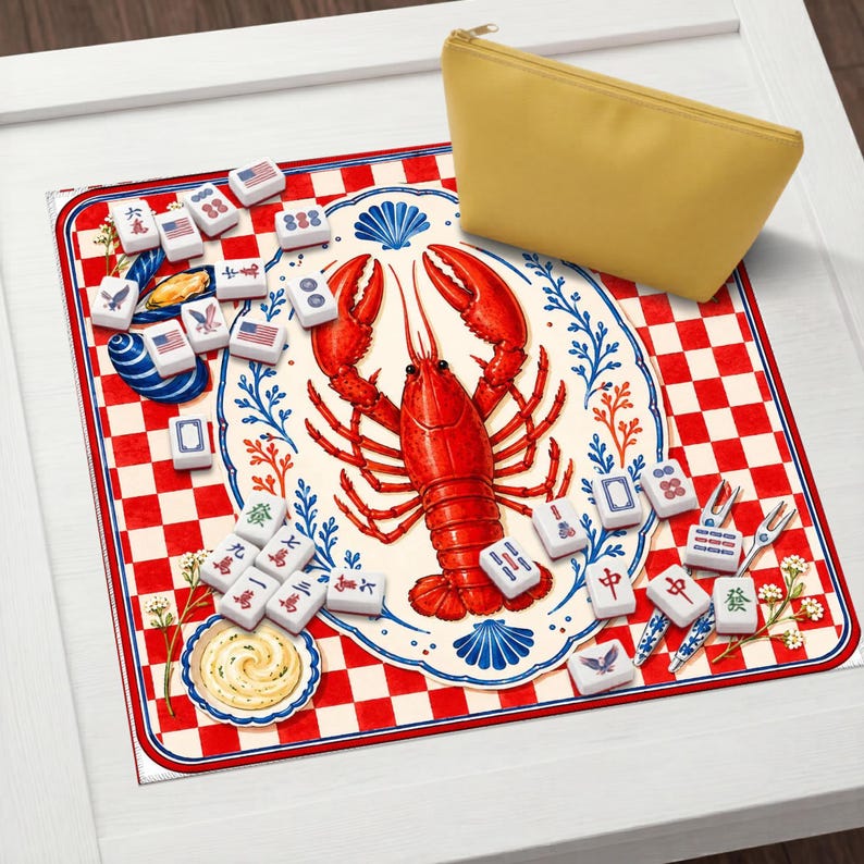Op de afbeelding: Een rood-wit geblokte Mahjong-speelmat met een centrale illustratie van een rode kreeft. De mat is omgeven door Mahjong-tegels en een gele etui met ritssluiting.