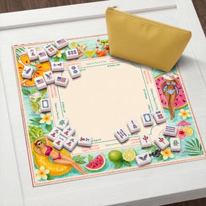 Op de afbeelding: Een Mahjong-set met tegels met verschillende symbolen en Amerikaanse vlagontwerpen, gerangschikt op een kleurrijke mat met tropische illustraties. Een gele etui met ritssluiting ligt rechtsboven. De mat heeft illustraties van cocktails, fruit en vrouwen in badkleding.
