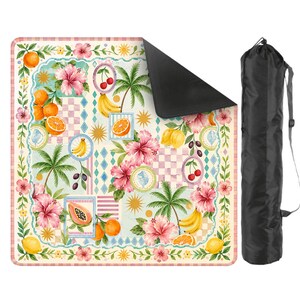 Pu&ograve; includere: Una colorata coperta da picnic con un design di frutta tropicale e fiori, tra cui arance, banane e fiori di ibisco. La coperta ha un lato inferiore nero e viene fornita con una borsa per il trasporto nera.