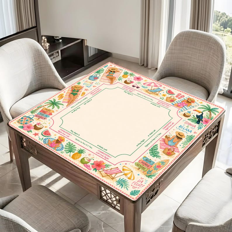 Puede incluir: Una mesa de madera con un tapete decorativo con tem&aacute;tica de playa. El tapete presenta ilustraciones de personas tomando el sol, frutas tropicales y accesorios de playa. La mesa est&aacute; rodeada de sillas.