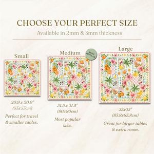 Pu&ograve; includere: Tovagliette quadrate decorative con disegni di frutta tropicale e fiori. Taglie: piccola (53x53cm), media (80x80cm) e grande (83.8x83.8cm). Il testo recita "SCEGLI LA TUA TAGLIA PERFETTA". Disponibile in spessori di 2mm e 3mm.