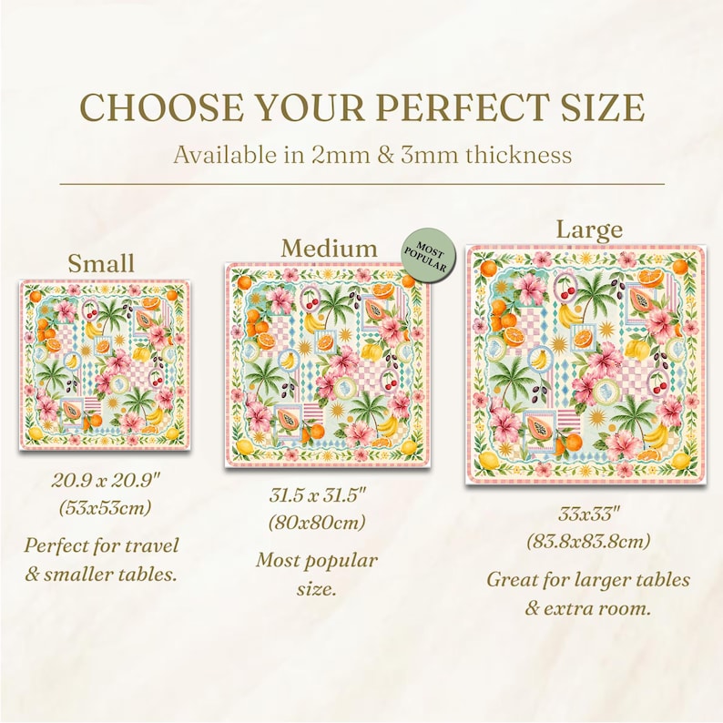 Pu&ograve; includere: Tovagliette quadrate decorative con disegni di frutta tropicale e fiori. Taglie: piccola (53x53cm), media (80x80cm) e grande (83.8x83.8cm). Il testo recita "SCEGLI LA TUA TAGLIA PERFETTA". Disponibile in spessori di 2mm e 3mm.
