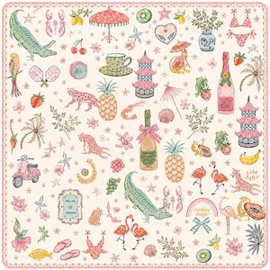 Pu&ograve; includere: Un tessuto quadrato con sfondo color crema caratterizzato da un motivo ripetuto di illustrazioni colorate che includono fenicotteri rosa, coccodrilli verdi, ananas, bottiglie di champagne, pagode, scooter e vari frutti e fiori tropicali.