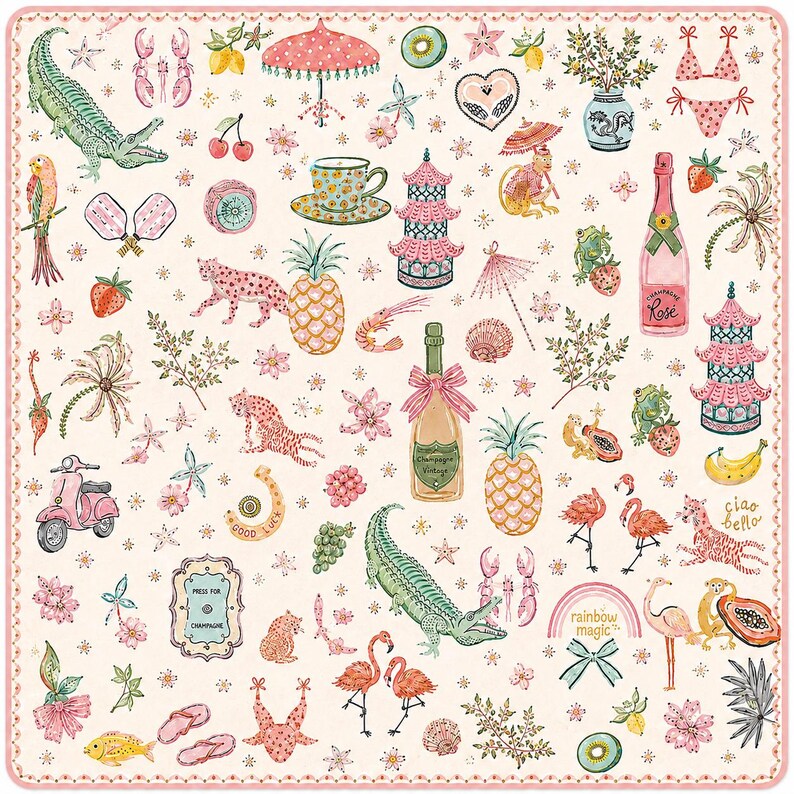 Pu&ograve; includere: Un tessuto quadrato con sfondo color crema caratterizzato da un motivo ripetuto di illustrazioni colorate che includono fenicotteri rosa, coccodrilli verdi, ananas, bottiglie di champagne, pagode, scooter e vari frutti e fiori tropicali.