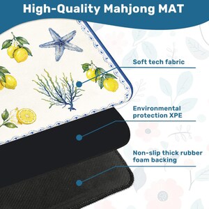 Puede incluir: Una alfombrilla de Mahjong de alta calidad con una superficie blanca con limones de acuarela, una estrella de mar azul y algas marinas. La alfombrilla tiene un borde azul y un respaldo de espuma de goma antideslizante negro. El texto "High-Quality Mahjong MAT" est&aacute; en la parte superior.