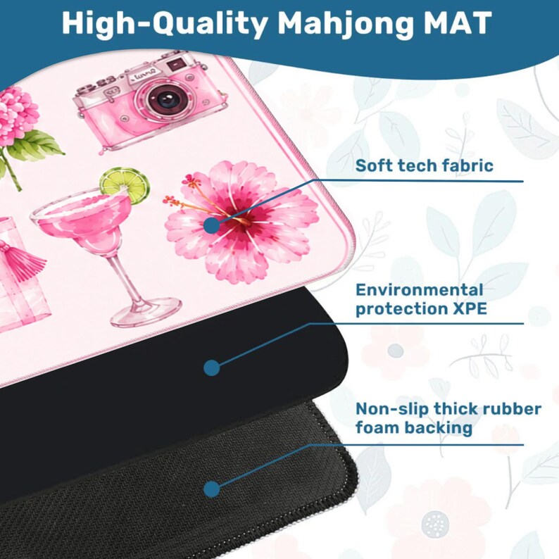 Puede incluir: Una alfombrilla de mahjong rectangular con superficie rosa claro e ilustraciones de una c&aacute;mara rosa, un c&oacute;ctel rosa con rodaja de lima y una flor de hibisco rosa. La alfombrilla tiene tres capas: tejido t&eacute;cnico suave, XPE de protecci&oacute;n ambiental y base de espuma de caucho antideslizante.