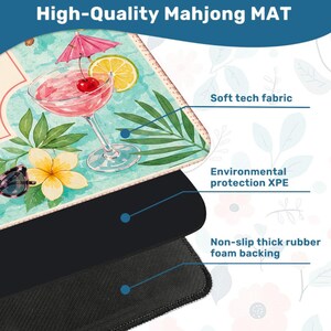 Op de afbeelding: Een hoogwaardige Mahjong-mat met een tropisch cocktailontwerp. De mat heeft een roze cocktail met een kers, limoen en een kleine paraplu. De mat heeft een zachte technische stof, milieubescherming XPE en een antislip dikke rubberen schuimrug.