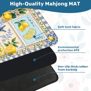 Puede incluir: Una alfombrilla de Mahjong de alta calidad con un dise&ntilde;o de lim&oacute;n y flores. La alfombrilla presenta un borde azul y blanco, un respaldo de espuma de goma antideslizante negro y el texto "High-Quality Mahjong MAT". La alfombrilla tambi&eacute;n tiene el texto "Italy" y "1991".