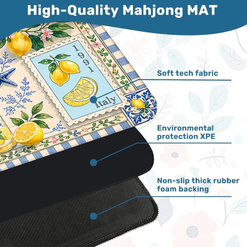 Puede incluir: Una alfombrilla de Mahjong de alta calidad con un dise&ntilde;o de lim&oacute;n y flores. La alfombrilla presenta un borde azul y blanco, un respaldo de espuma de goma antideslizante negro y el texto "High-Quality Mahjong MAT". La alfombrilla tambi&eacute;n tiene el texto "Italy" y "1991".
