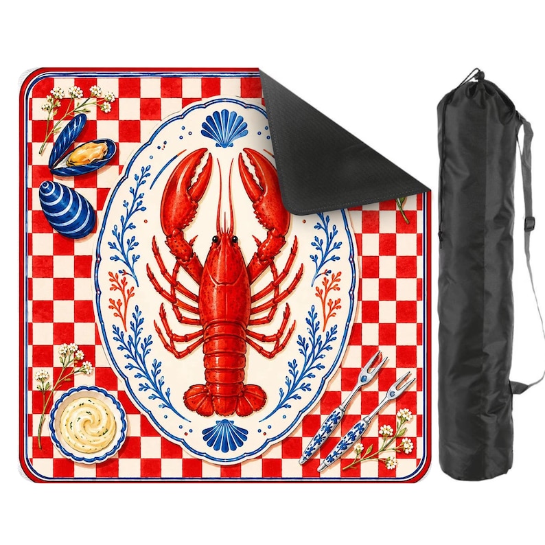 Op de afbeelding: Een picknickkleed met een rode kreeftillustratie op een wit bord met blauwe accenten, tegen een rood-wit geblokte achtergrond. Inclusief een zwarte draagtas en twee decoratieve vorken. Het kleed is ontworpen voor gebruik buitenshuis.