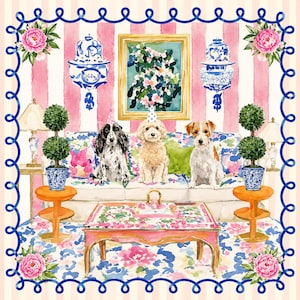 Puede incluir: Una ilustración en acuarela con tres perros sentados en un sofá floral en una habitación con papel tapiz de rayas rosas. La escena incluye dos mesas auxiliares naranjas con plantas topiarias, una mesa de centro y flores de peonía.