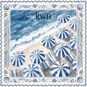 Op de afbeelding: Een vierkant decoratief textiel met een aquarel strandsc&egrave;ne met blauw-wit gestreepte parasols en ligstoelen op het zand. De rand toont schelpen en touwmotieven. De letters RWH zijn in het zwart in het midden bovenaan gedrukt.