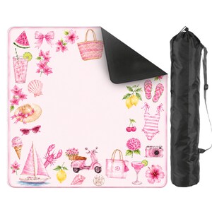 Puede incluir: Una manta de picnic cuadrada de color rosa con un estampado de acuarela de art&iacute;culos de verano que incluyen un velero, un scooter, un helado y flores tropicales, con una parte inferior negra y una bolsa de transporte cil&iacute;ndrica negra a juego.