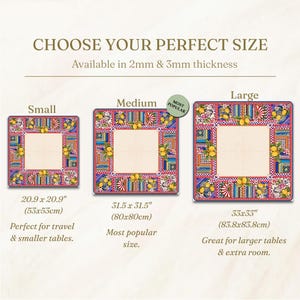 Pode incluir: A imagem mostra tr&ecirc;s individuais quadrados com um design colorido de lim&otilde;es e flores. Os tamanhos s&atilde;o pequeno (53x53cm), m&eacute;dio (80x80cm) e grande (83.8x83.8cm). O texto diz "ESCOLHA O SEU TAMANHO PERFEITO" e "Dispon&iacute;vel em espessura de 2mm e 3mm."