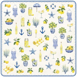 Puede incluir: Un dise&ntilde;o decorativo con tem&aacute;tica veraniega, con limones, c&oacute;cteles y motivos de playa. Incluye estrellas de mar azules, anclas y toallas a rayas. Tambi&eacute;n hay limoneros en macetas azules y blancas y botellas de limoncello.