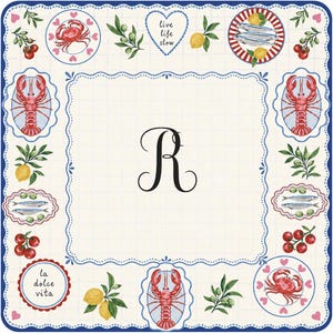 以下が含まれることがあります： 青い縁取りと中央の文字「R」が付いた、正方形のオフホワイトの装飾布。デザインには、シーフード、レモン、さくらんぼ、オリーブの枝のイラストが含まれています。「live life slow」と「la dolce vita」の文字が含まれています。