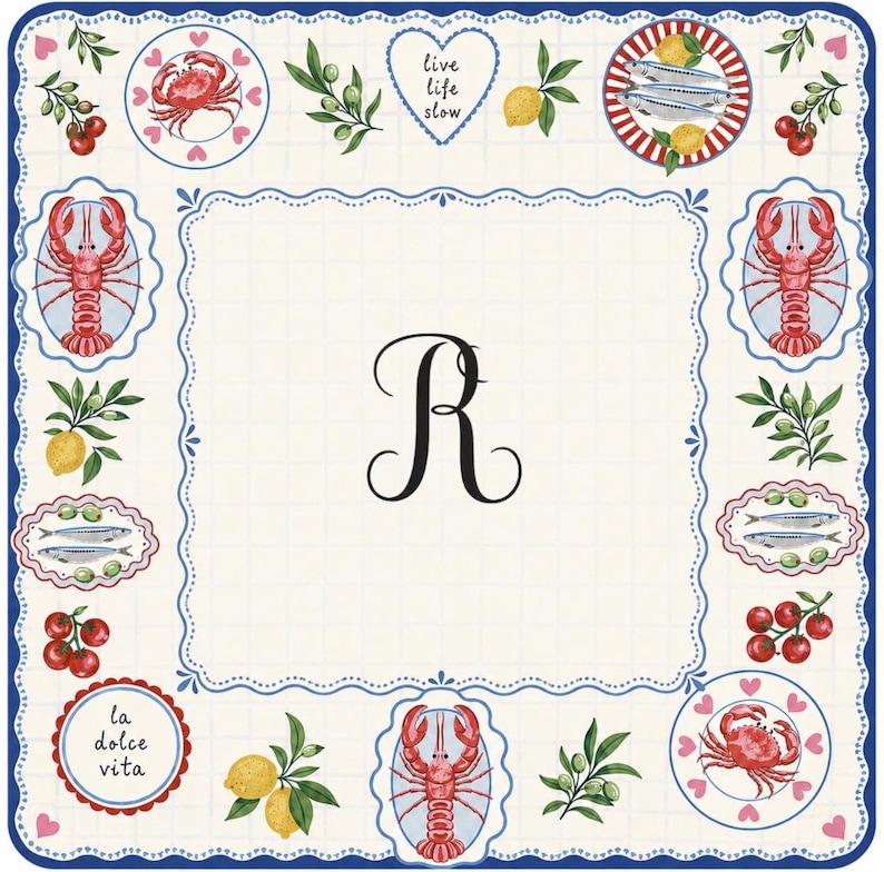 以下が含まれることがあります： 青い縁取りと中央の文字「R」が付いた、正方形のオフホワイトの装飾布。デザインには、シーフード、レモン、さくらんぼ、オリーブの枝のイラストが含まれています。「live life slow」と「la dolce vita」の文字が含まれています。