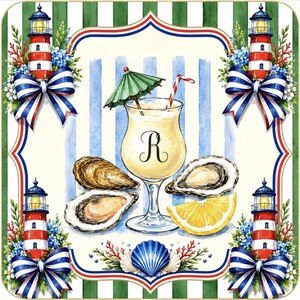 Puede incluir: Ilustraci&oacute;n en acuarela que presenta un c&oacute;ctel con sombrilla y pajita, ostras y una rodaja de lim&oacute;n. La imagen est&aacute; enmarcada con faros, lazos y detalles florales. El fondo tiene rayas azules y blancas.