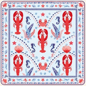 K&ouml;nnte beinhalten: Ein quadratisches Tuch mit hellblauem Hintergrund und einem wiederkehrenden Muster aus roten Hummern, Krabben, Seepferdchen, rosa Muscheln und blauem Seetang. Der Rand zeigt ein dunkelblaues geometrisches M&auml;ander-Muster und kleine Muscheln.