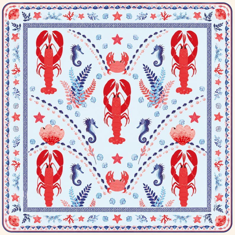 K&ouml;nnte beinhalten: Ein quadratisches Tuch mit hellblauem Hintergrund und einem wiederkehrenden Muster aus roten Hummern, Krabben, Seepferdchen, rosa Muscheln und blauem Seetang. Der Rand zeigt ein dunkelblaues geometrisches M&auml;ander-Muster und kleine Muscheln.