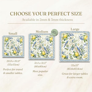 K&ouml;nnte beinhalten: Eine quadratische Tischdecke mit einem Muster aus blau-gelben V&ouml;geln und Zitronen sowie einer dekorativen Bord&uuml;re. Der Text umfasst CHOOSE YOUR PERFECT SIZE, Available in 2mm & 3mm thickness, Small 53x53cm, Medium 80x80cm und Large 83.8x83.8cm.