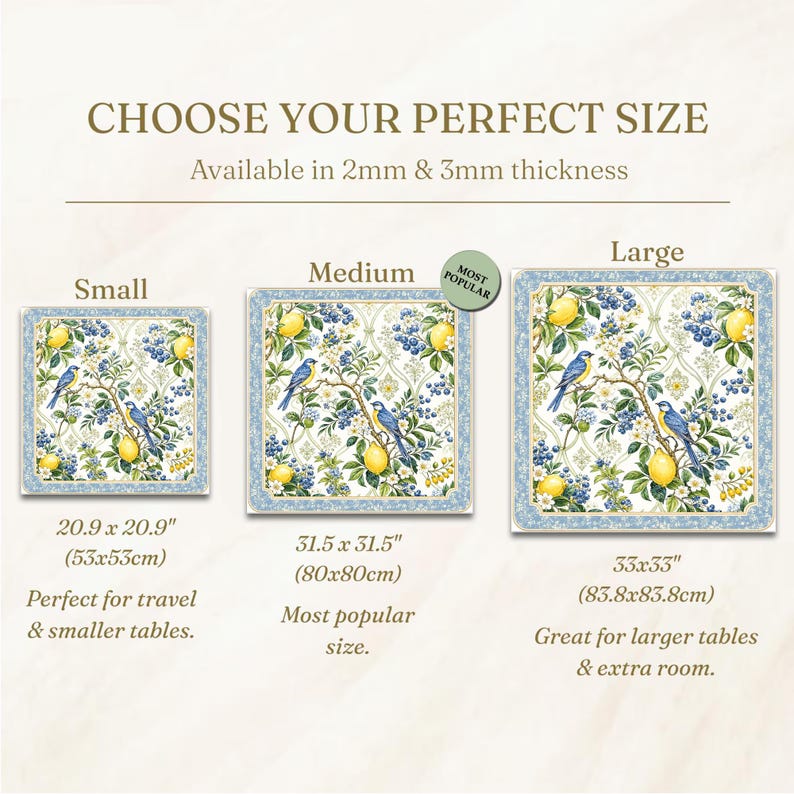 K&ouml;nnte beinhalten: Eine quadratische Tischdecke mit einem Muster aus blau-gelben V&ouml;geln und Zitronen sowie einer dekorativen Bord&uuml;re. Der Text umfasst CHOOSE YOUR PERFECT SIZE, Available in 2mm & 3mm thickness, Small 53x53cm, Medium 80x80cm und Large 83.8x83.8cm.