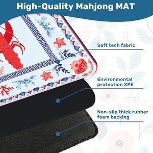 K&ouml;nnte beinhalten: Eine Mahjong-Matte mit hellblauer Oberfl&auml;che und Mustern aus roten Hummern, Seesternen und Korallen. Die Matte besteht aus drei Schichten: einer weichen technischen Stoffoberseite, einer XPE-Mittelschicht und einer rutschfesten, dicken Schaumstoffunterseite.