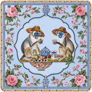 Op de afbeelding: Vierkante decoratieve print met twee apen met hoeden, zittend aan een tafel met kopjes en een theepot. De achtergrond is lichtblauw met bloemen en bamboe randdetails. Roze rozen en takken omlijsten de centrale afbeelding.