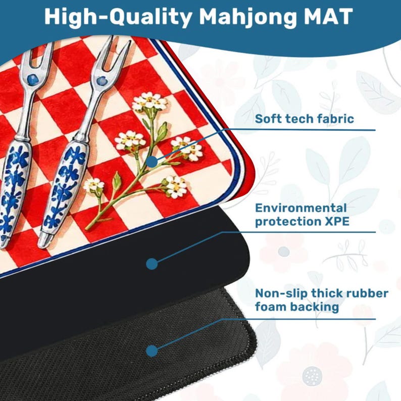 Op de afbeelding: Een hoogwaardige Mahjong-mat met een rood-wit geblokt ontwerp, met twee decoratieve vorken en een bloemtakje. De mat heeft een zachte technische stof, milieubescherming XPE en een antislip dikke rubberen schuimrug.