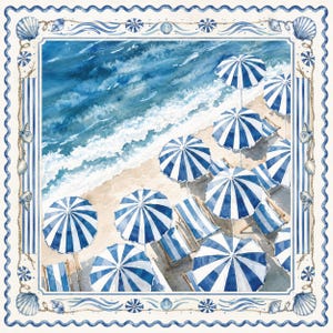 Op de afbeelding: Een vierkant decoratief textiel met een aquarelillustratie van een strandsc&egrave;ne met blauw-wit gestreepte parasols en ligstoelen langs de kustlijn. De rand is versierd met een touwpatroon en diverse schelpen.