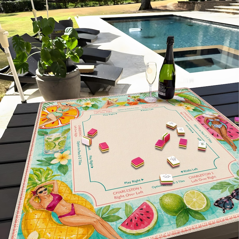 Op de afbeelding: Een kleurrijk bordspel met een tropisch thema, met illustraties van een vrouw op een ananasvlot, watermeloen en cocktails. Het spel bevat roze en witte tegels, een fles champagne en een glas.