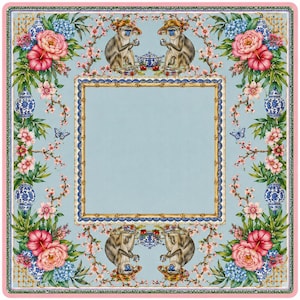 Op de afbeelding: Vierkante decoratieve stof met een lichtblauwe achtergrond, met een centraal frame in bamboestijl. Het ontwerp omvat apen, bloemstukken, vlinders en blauw-witte porseleinen vazen. De rand is roze.