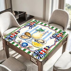 Tapete de Mahjong con diseño de cóctel de ostras costeras, tablero de juego con faro náutico, camino de mesa veraniego de estilo preppy. imagen 3