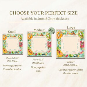 Op de afbeelding: Afbeelding van drie vierkante placemats met een tropisch ontwerp, elk met een andere maat: 53x53cm, 80x80cm en 83.8x83.8cm. De tekst luidt: "Kies uw perfecte maat" en "Verkrijgbaar in 2mm & 3mm dikte".