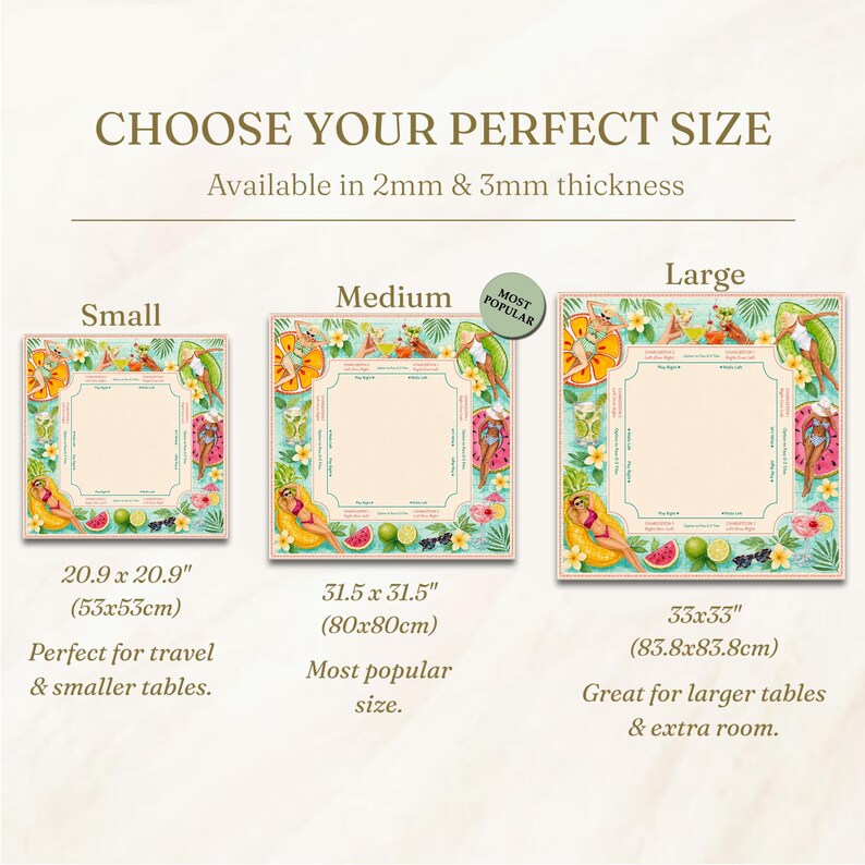 Op de afbeelding: Afbeelding van drie vierkante placemats met een tropisch ontwerp, elk met een andere maat: 53x53cm, 80x80cm en 83.8x83.8cm. De tekst luidt: "Kies uw perfecte maat" en "Verkrijgbaar in 2mm & 3mm dikte".