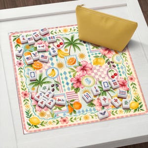 Pu&ograve; includere: Un colorato set di Mahjong con tessere sparse su un tappetino a motivi floreali. Il tappetino presenta frutta tropicale, fiori e palme. Una pochette gialla con cerniera &egrave; in cima. Le tessere hanno vari simboli e disegni.