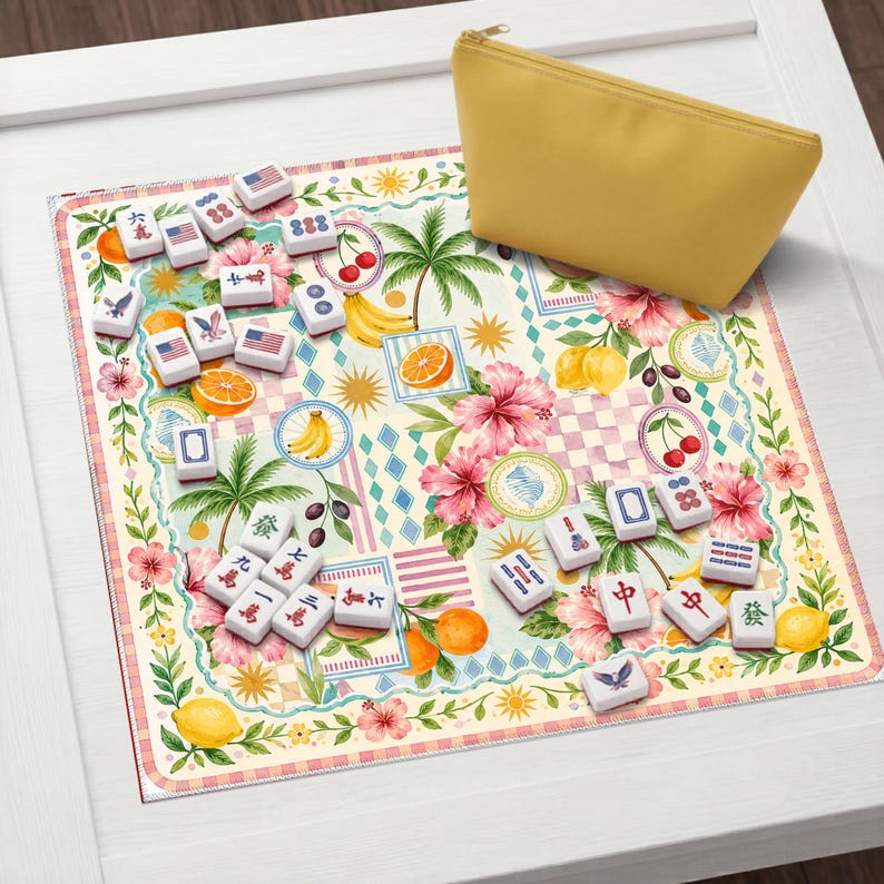 Pu&ograve; includere: Un colorato set di Mahjong con tessere sparse su un tappetino a motivi floreali. Il tappetino presenta frutta tropicale, fiori e palme. Una pochette gialla con cerniera &egrave; in cima. Le tessere hanno vari simboli e disegni.